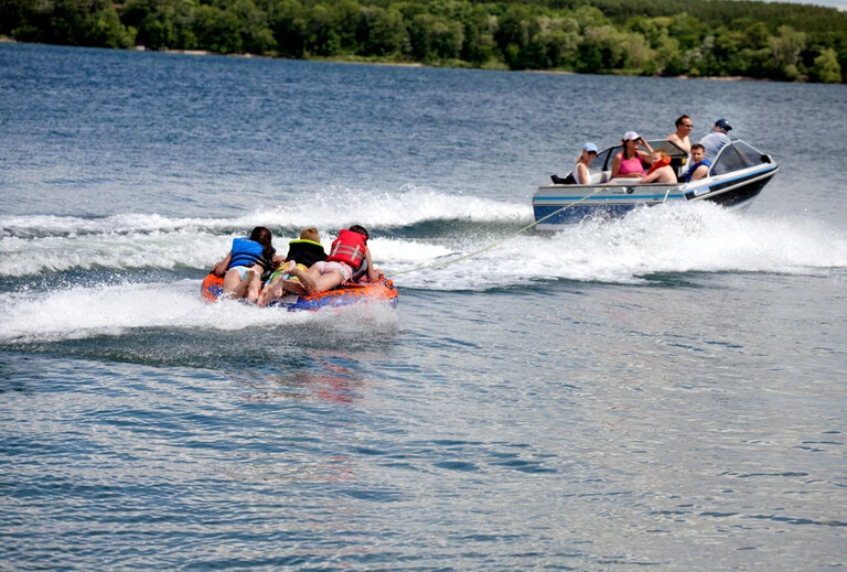 Tubing, una actividad lacustre muy popular