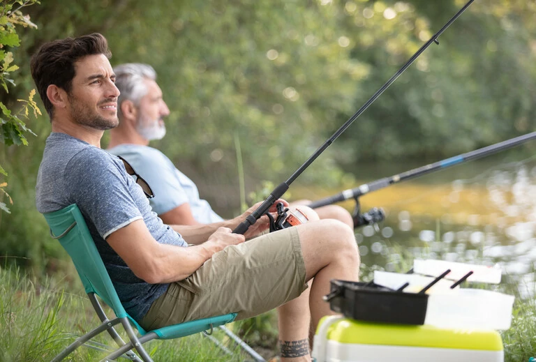 Dos hombres disfrutando de un día de pesca en el lago