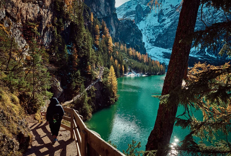 Una ruta de senderismo junto a un lago