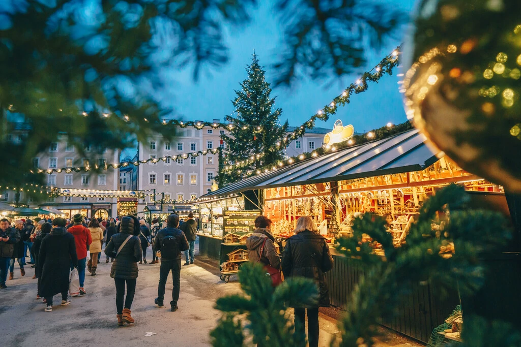 Personas comprando en mercados navideños