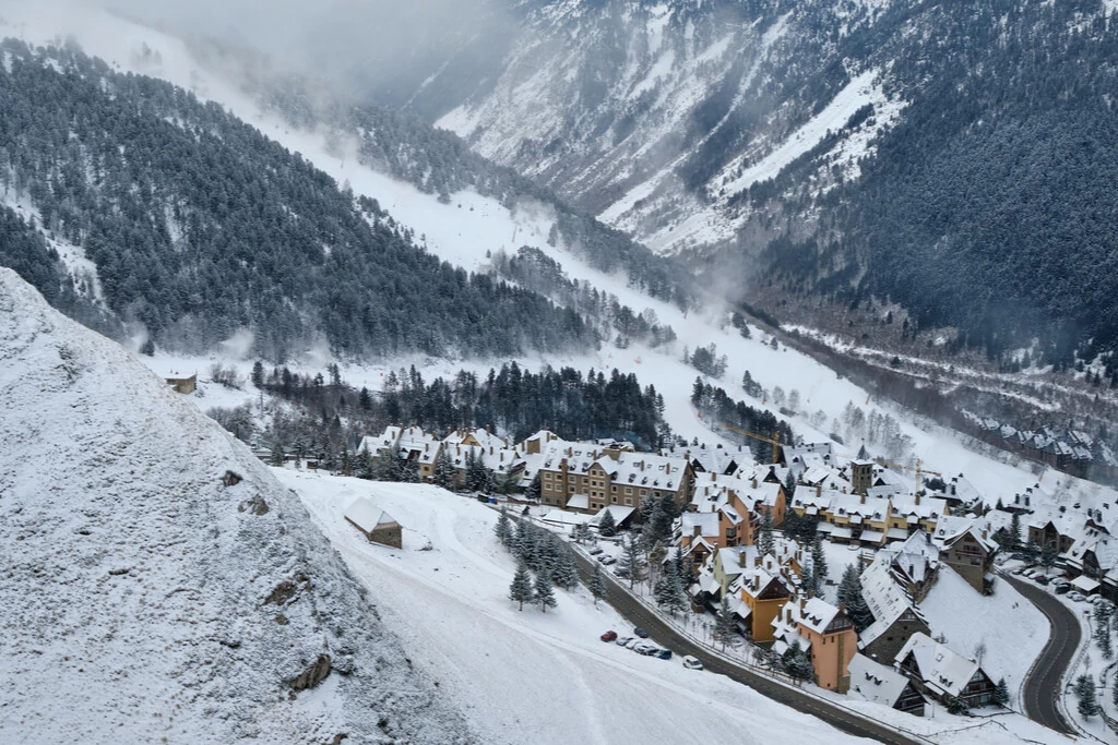 Imagen del pueblo de Baqueira desde una vista superior