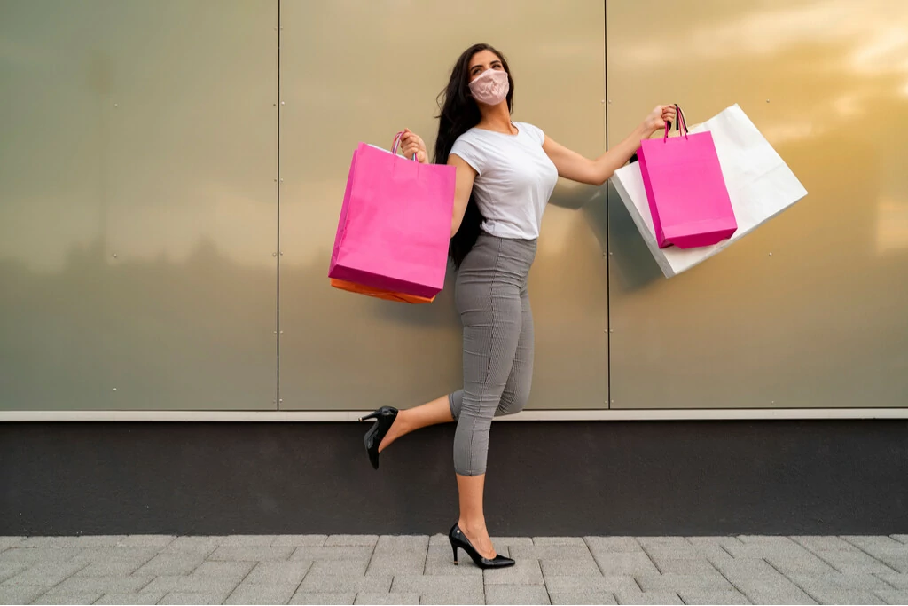 Mujer con bolsas tras irse de compras