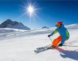 Persona esquiando sobre la nieve