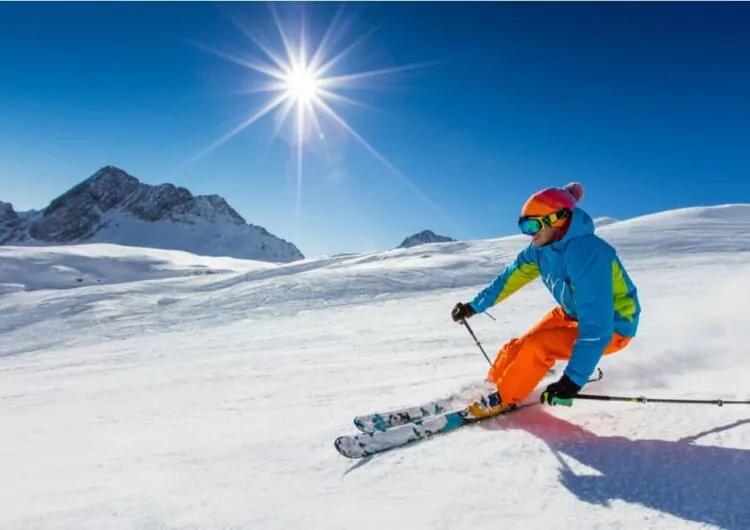 Persona esquiando sobre la nieve