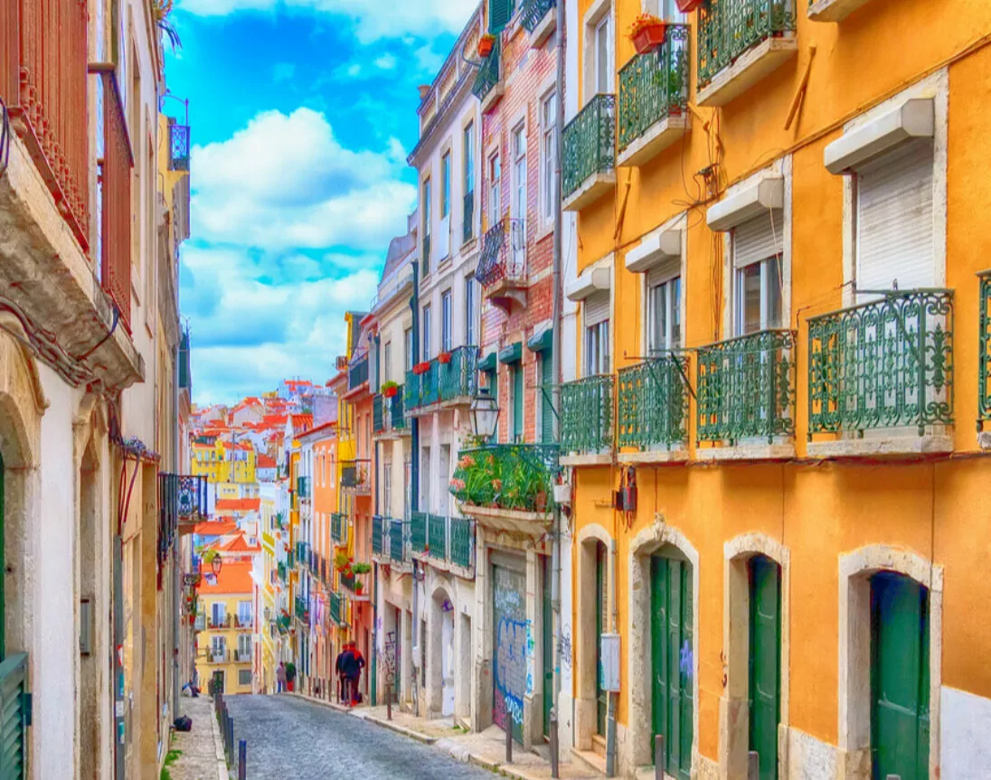 Calle del barrio de Alfama en Lisboa