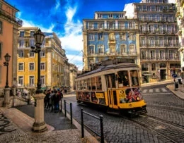 Tranvía por las calles de Lisboa