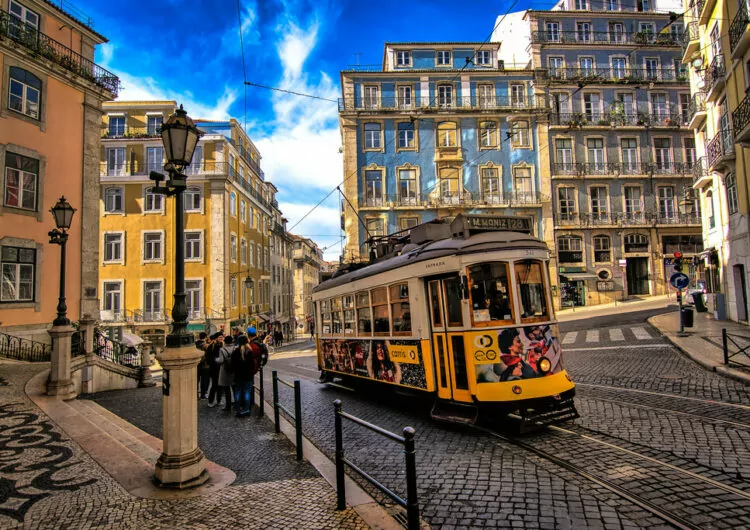 Tranvía por las calles de Lisboa