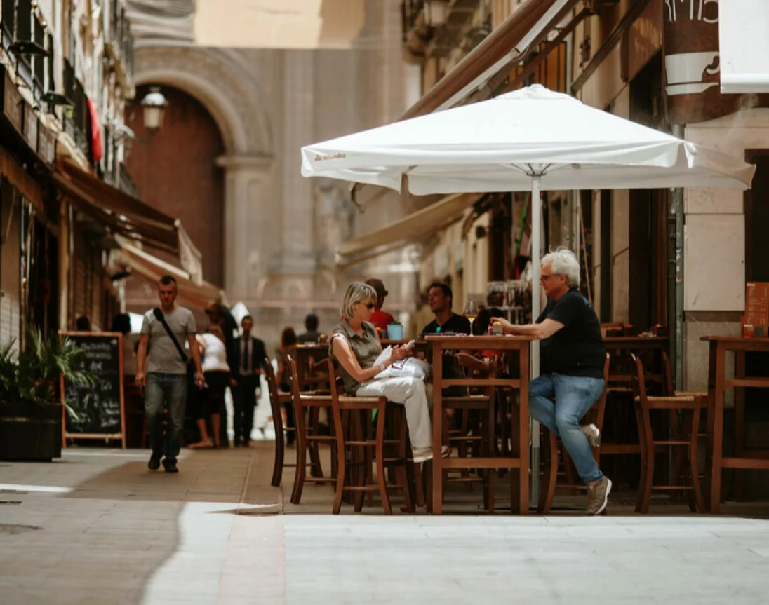 Turistas probando tapas en Granada