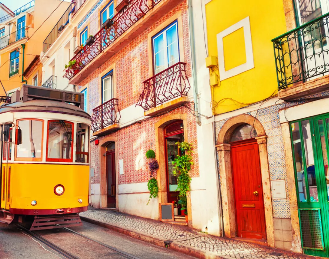 Tranvía en circulación por las calles de Lisboa