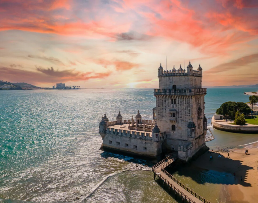 Vista aérea de la Torre de Belém al lado del mar