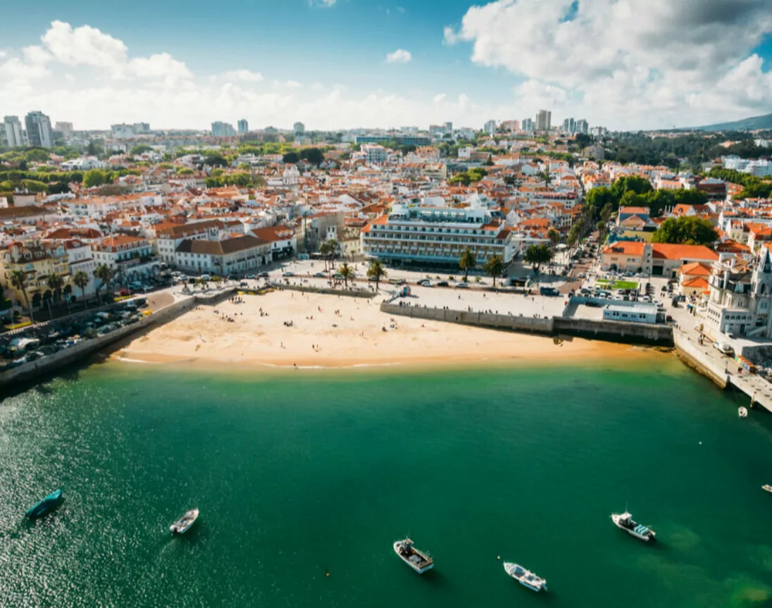 Vista aérea de una bahía en Cascais