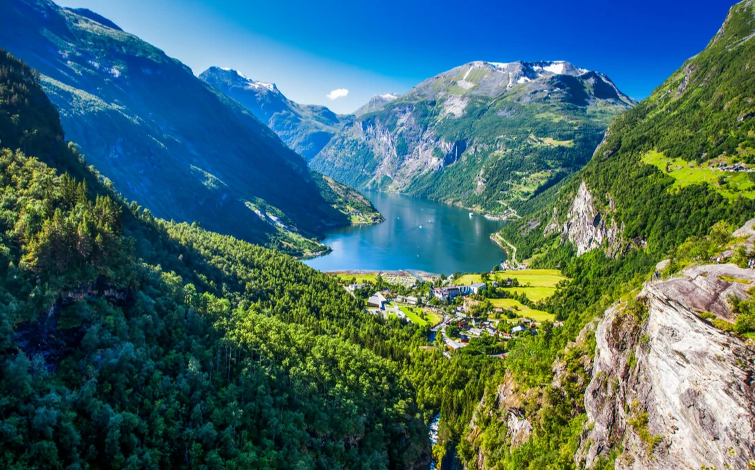 Gran paisaje en el fiordo de Geirangerfjord