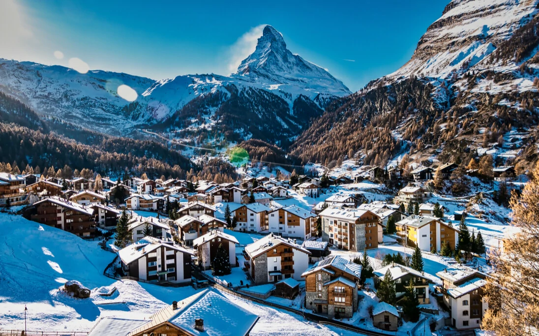 Pueblo cerca de estación de esquí en Suiza