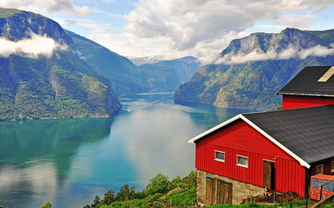 Casa cerca del río en Sognefjord