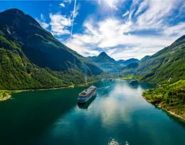 Crucero pasando por uno de los fiordos noruegos