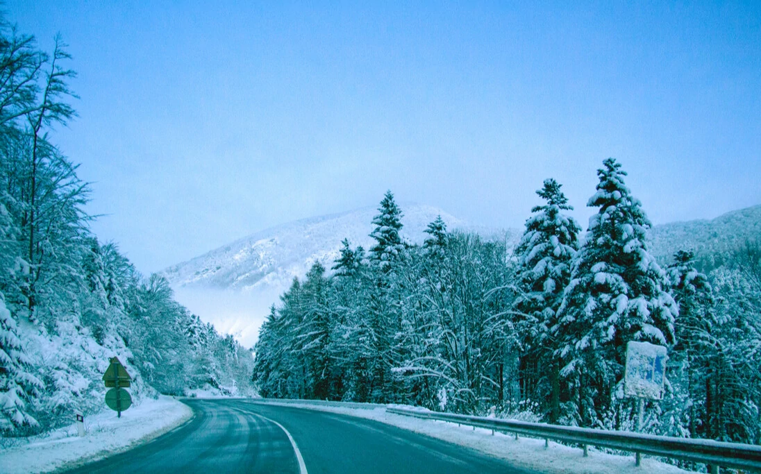 Nieve en un camino que conecta Italia y Francia