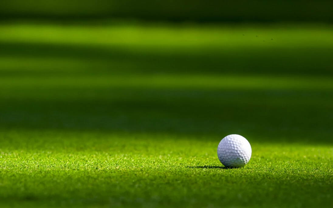 Pelota de golf en un campo de Madrid