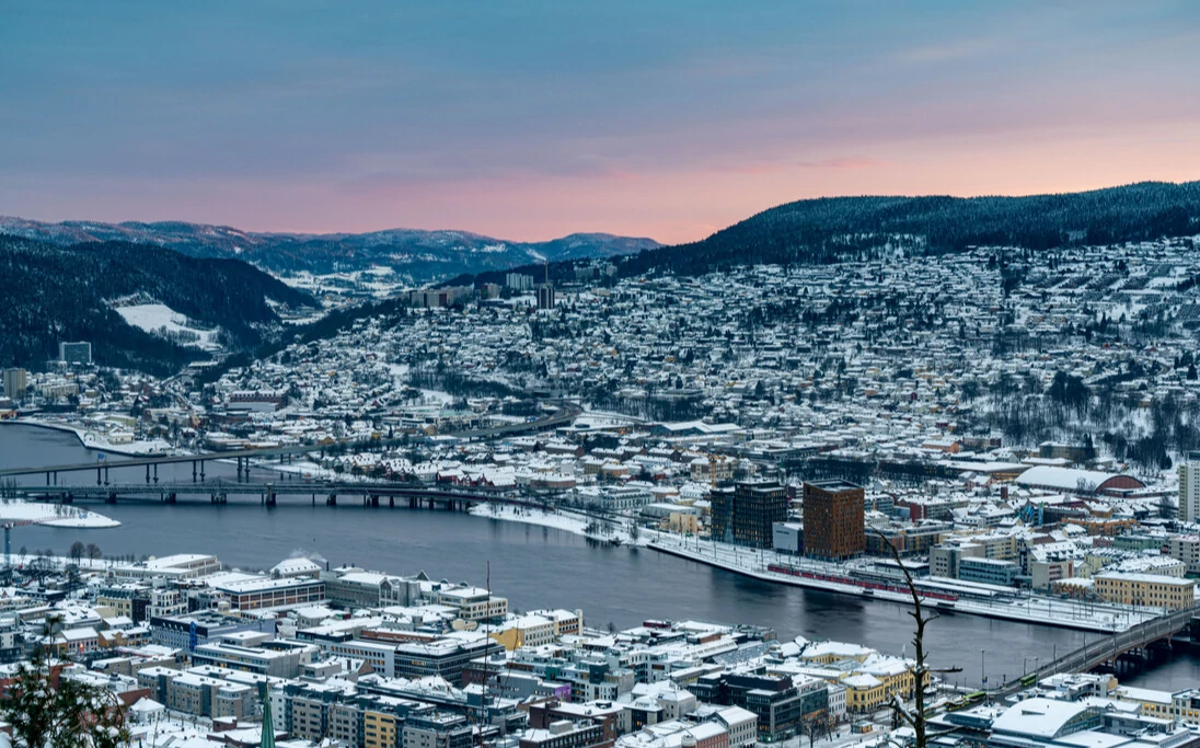 Ciudad de Drammen en invierno